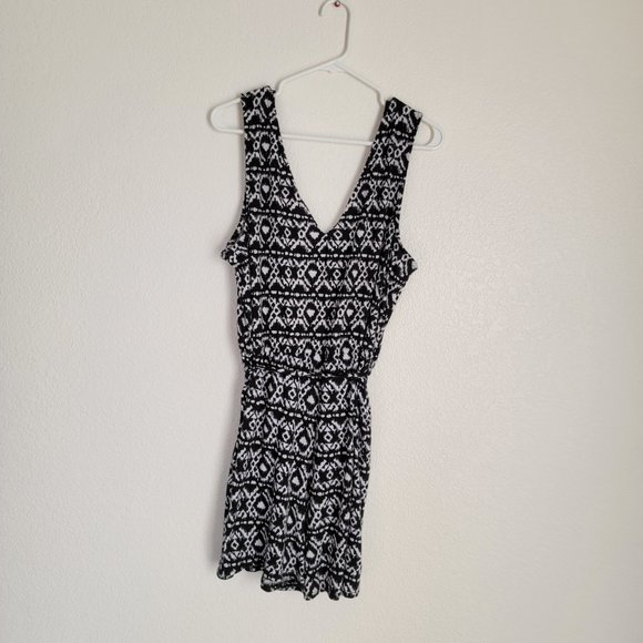 Wrapper Black and White Romper Geometric Pattern Sleeveless V Neck Matching Belt - Picture 11 of 16